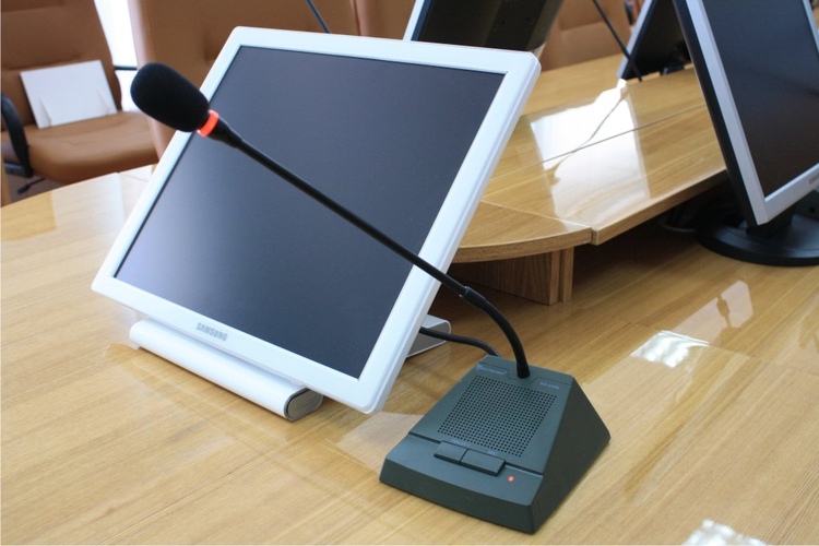 микрофонный пульт председателя,конференц-зал,круглый стол,конференц-система