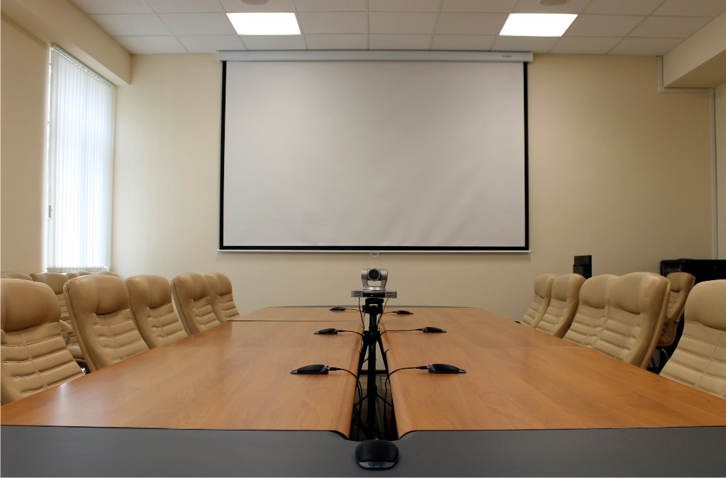 Видео в кабинете 3. Зал для конференций. Мониторы для конференц залов. Монитор для конференц зала. Переговорная с проектором.