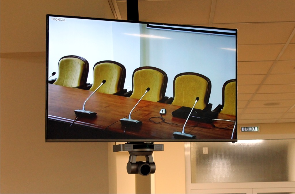 Перемещаться мобильно. Камера для конференц зала 360 с АВТОНАВОДКОЙ. Дисплей для видеоконференции. Экран с камерами для видеоконференций. Системы ВКС для конференц-зала.
